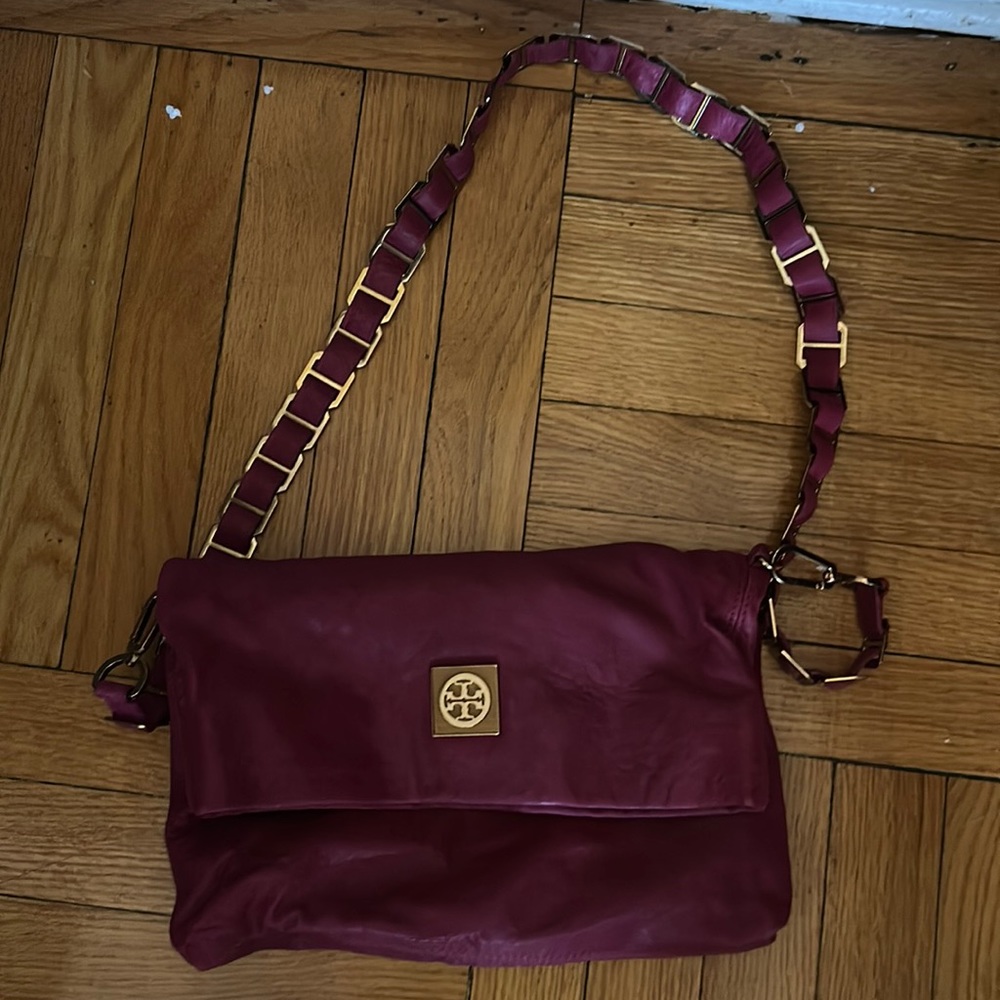 Tory Burch magenta purse excellent condition.